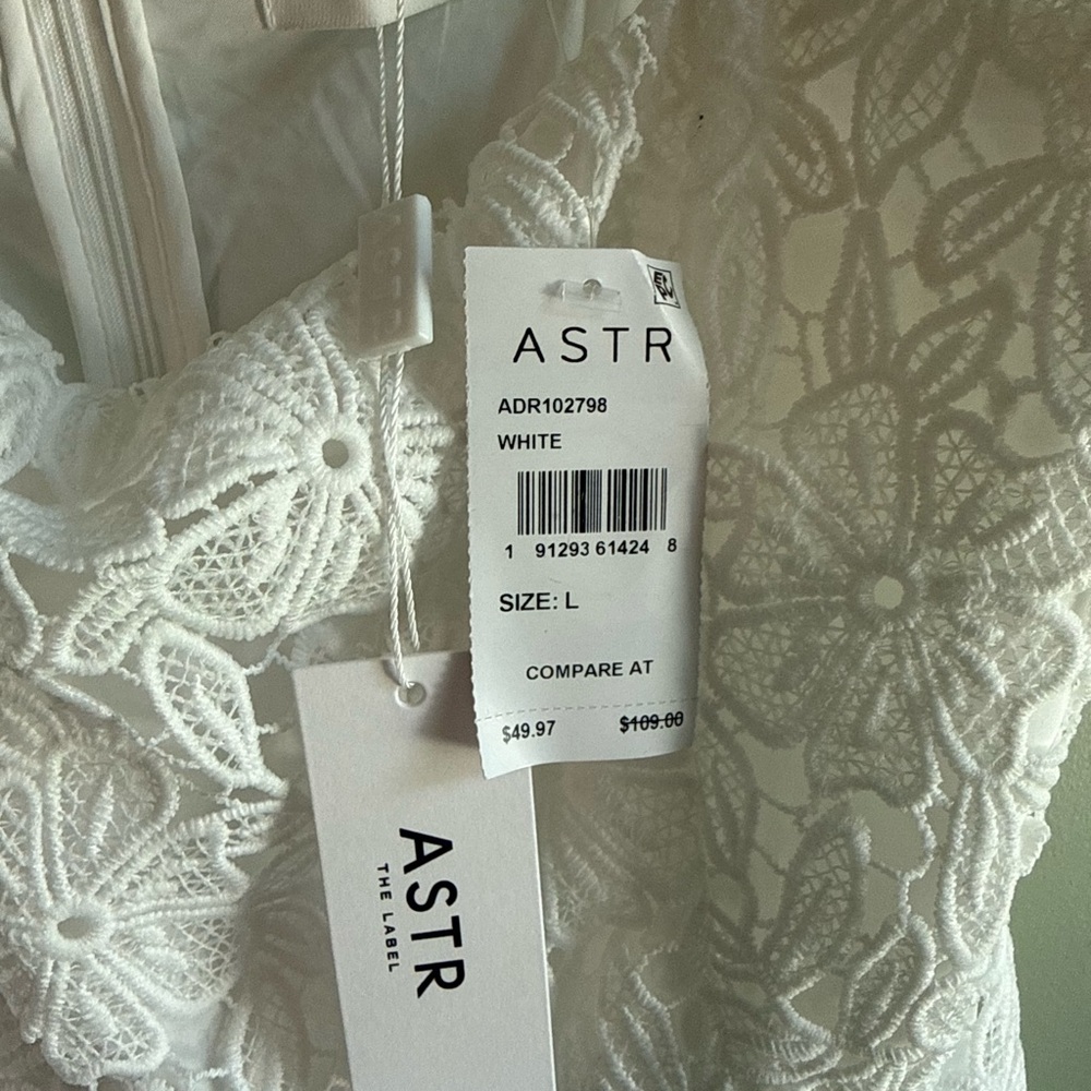 Floral Lace Dress - ASTR the Label - Picture 8 of 11